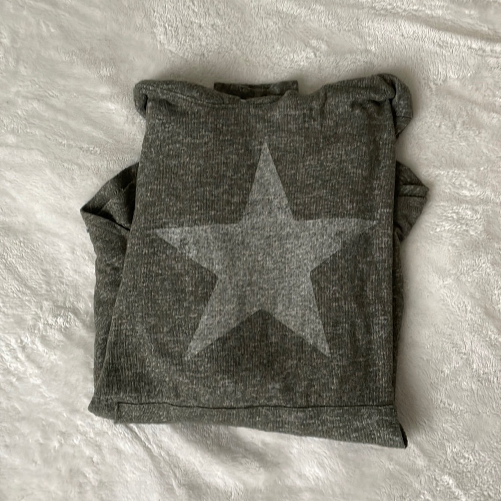 Green Grayson/Threads sweater, with star, hood and pockets, long sleeve